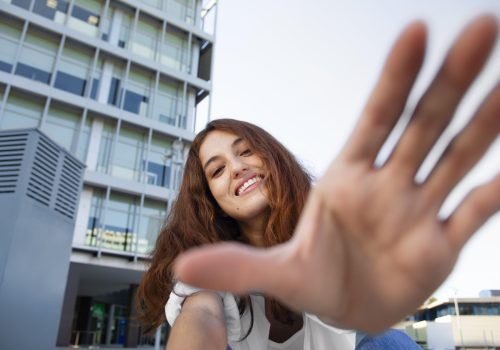 bella-mujer-en-un-entorno-urbano-limpio