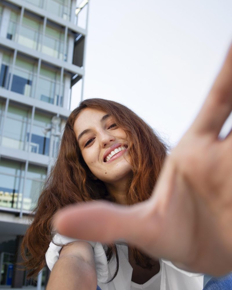 bella-mujer-en-un-entorno-urbano-limpio