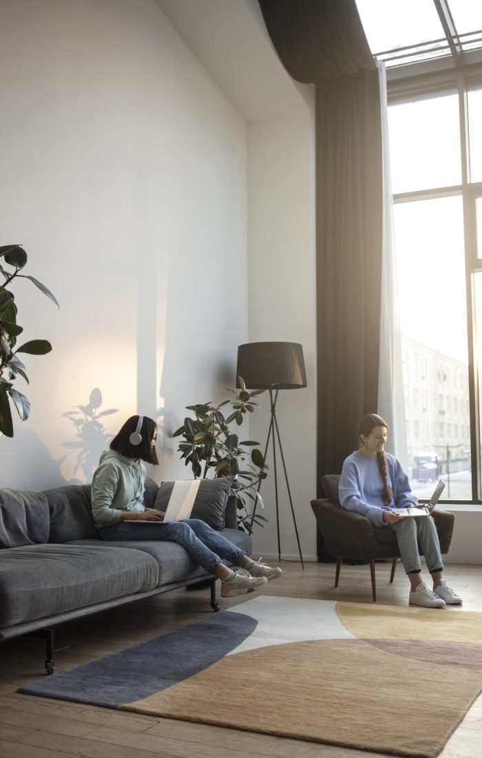 companeros-de-cuarto-pasando-tiempo-juntos