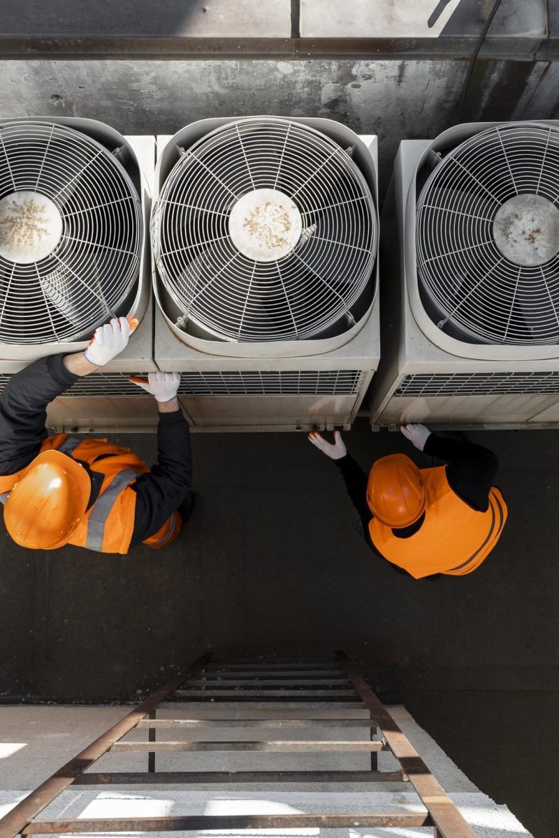 hombres-que-trabajan-con-equipo-full-shot