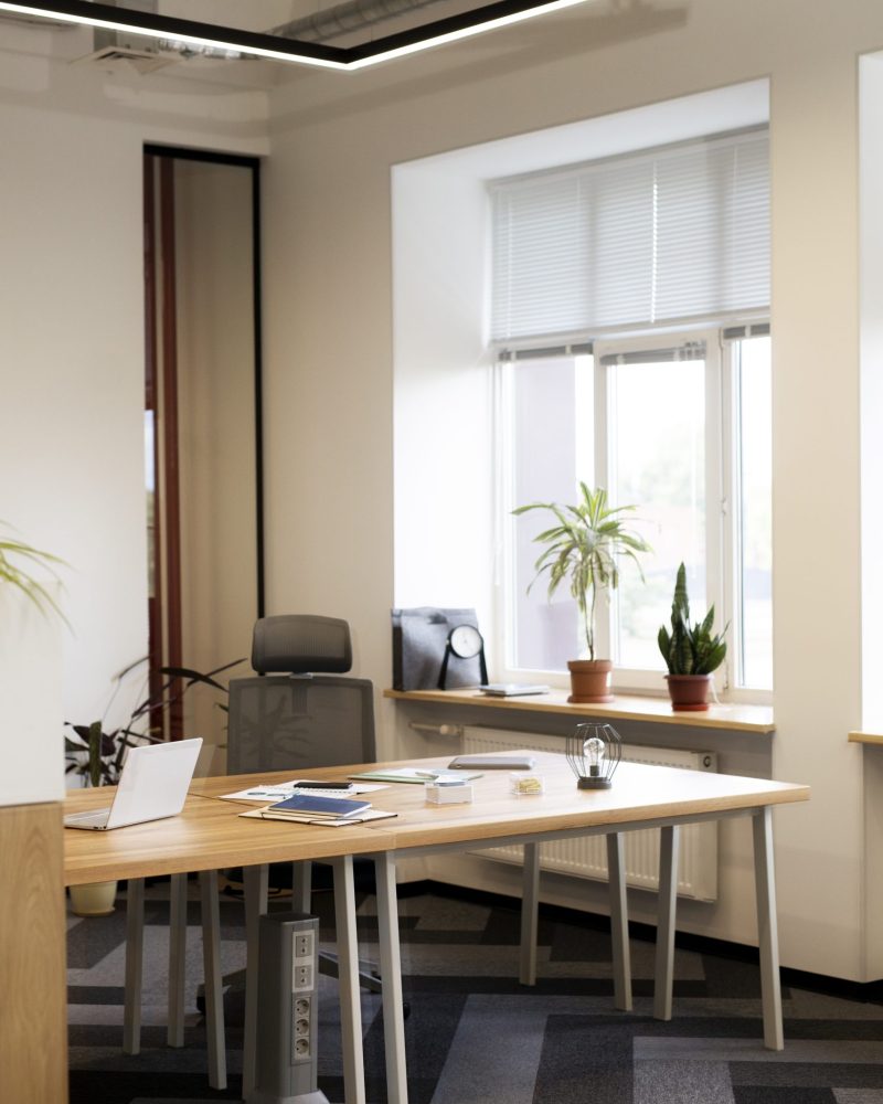 vista-frontal-del-escritorio-de-oficina